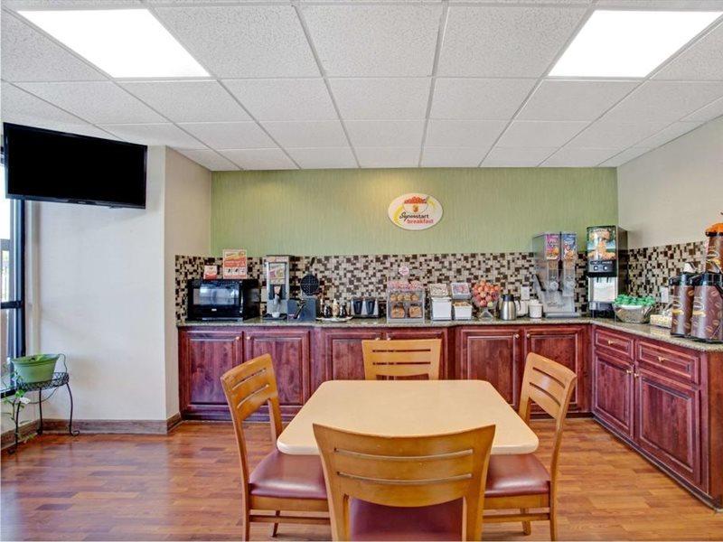 Super 8 By Wyndham Knoxville East Екстериор снимка