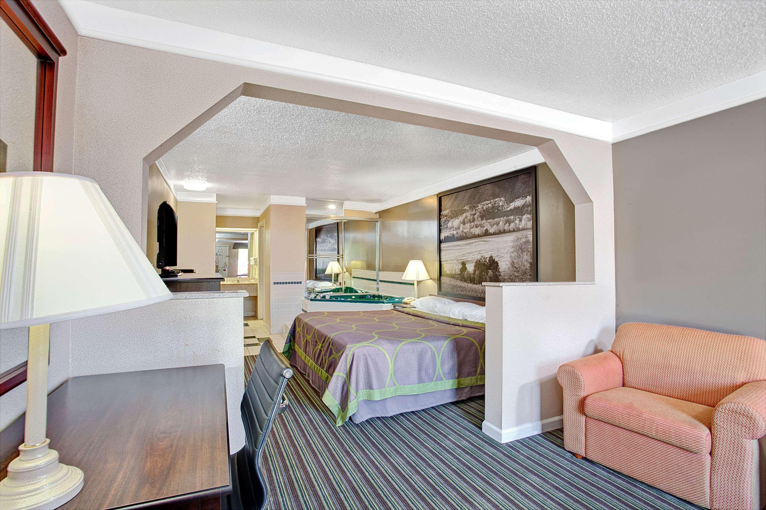 Super 8 By Wyndham Knoxville East Екстериор снимка