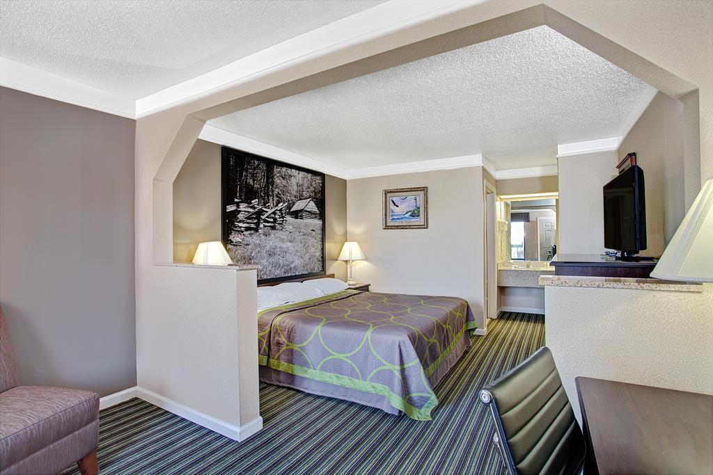 Super 8 By Wyndham Knoxville East Стая снимка