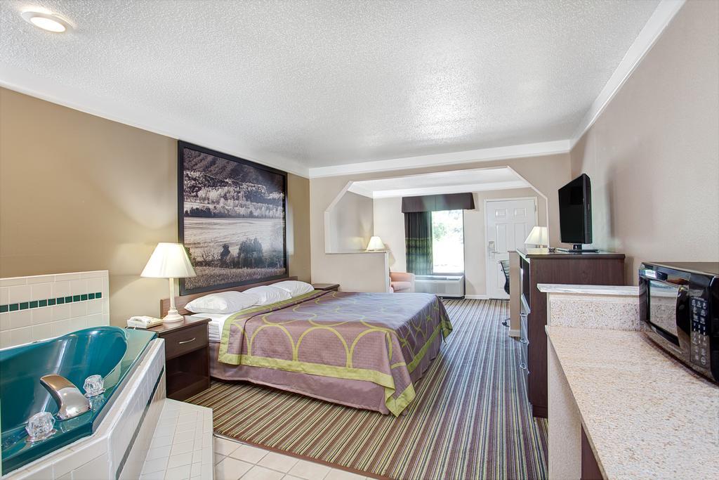 Super 8 By Wyndham Knoxville East Стая снимка